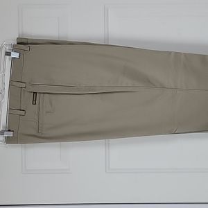 Savane Men's Dress Khakis Size W32 x L32. Excellent Used Condition
